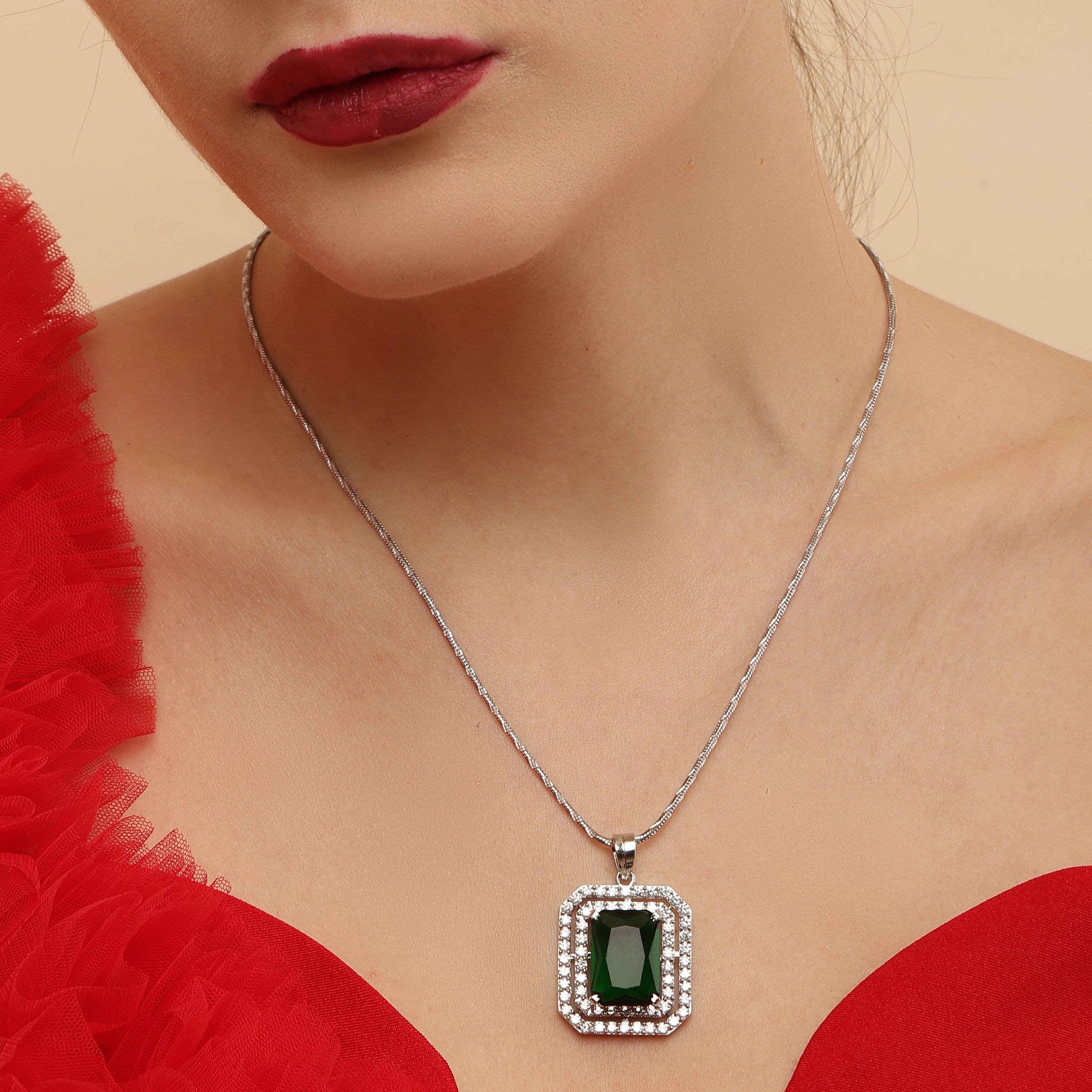 Aesthetic Emerald sterling silver pendant set close-up detail