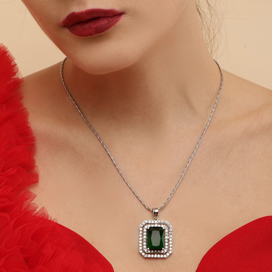 Aesthetic Emerald sterling silver pendant set close-up detail