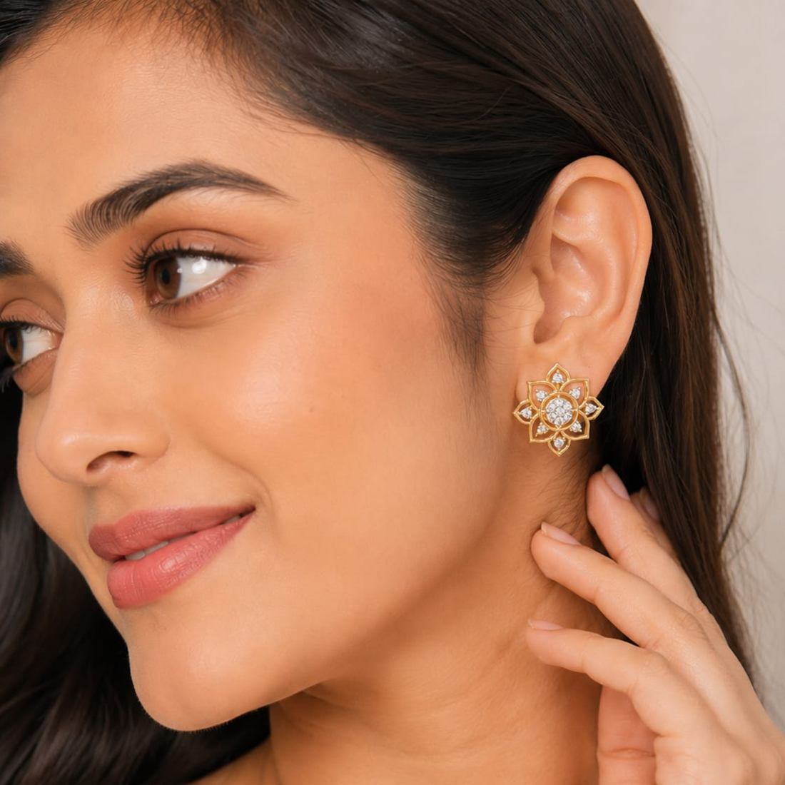 Model wear Aurelia Flora 925 silver stud earrings in gold polish with sparkling diamond-like stones 