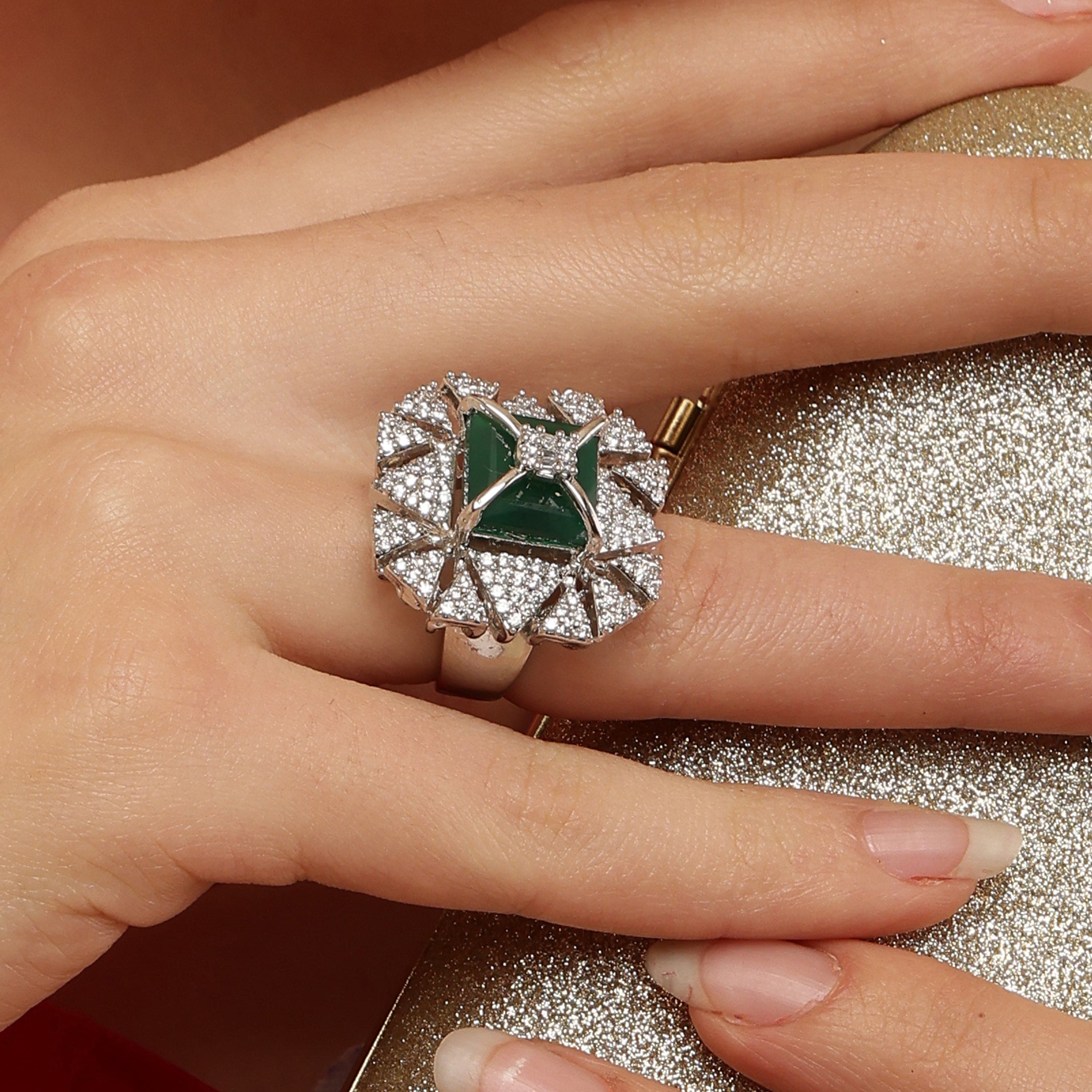 Breathtaking Emerald cocktail sterling silver ring close-up detail