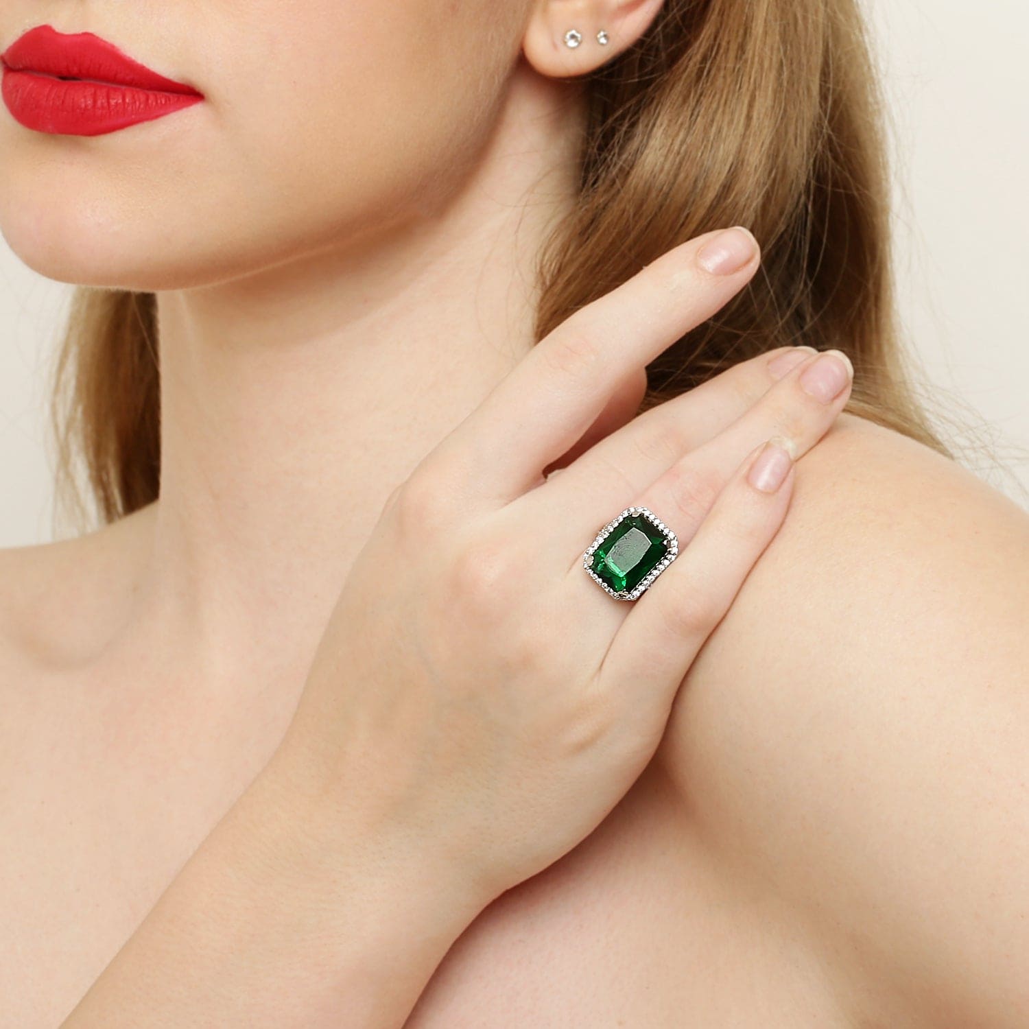 Elegance Emerald sterling silver ring close-up detail