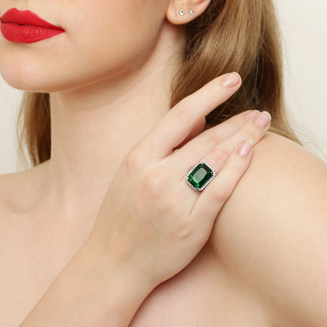 Elegance Emerald sterling silver ring close-up detail