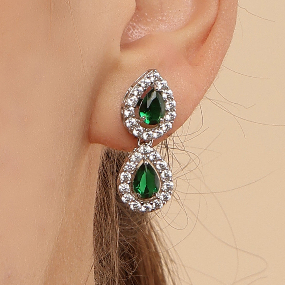 Enchanting Emerald sterling silver necklace set close-up detail