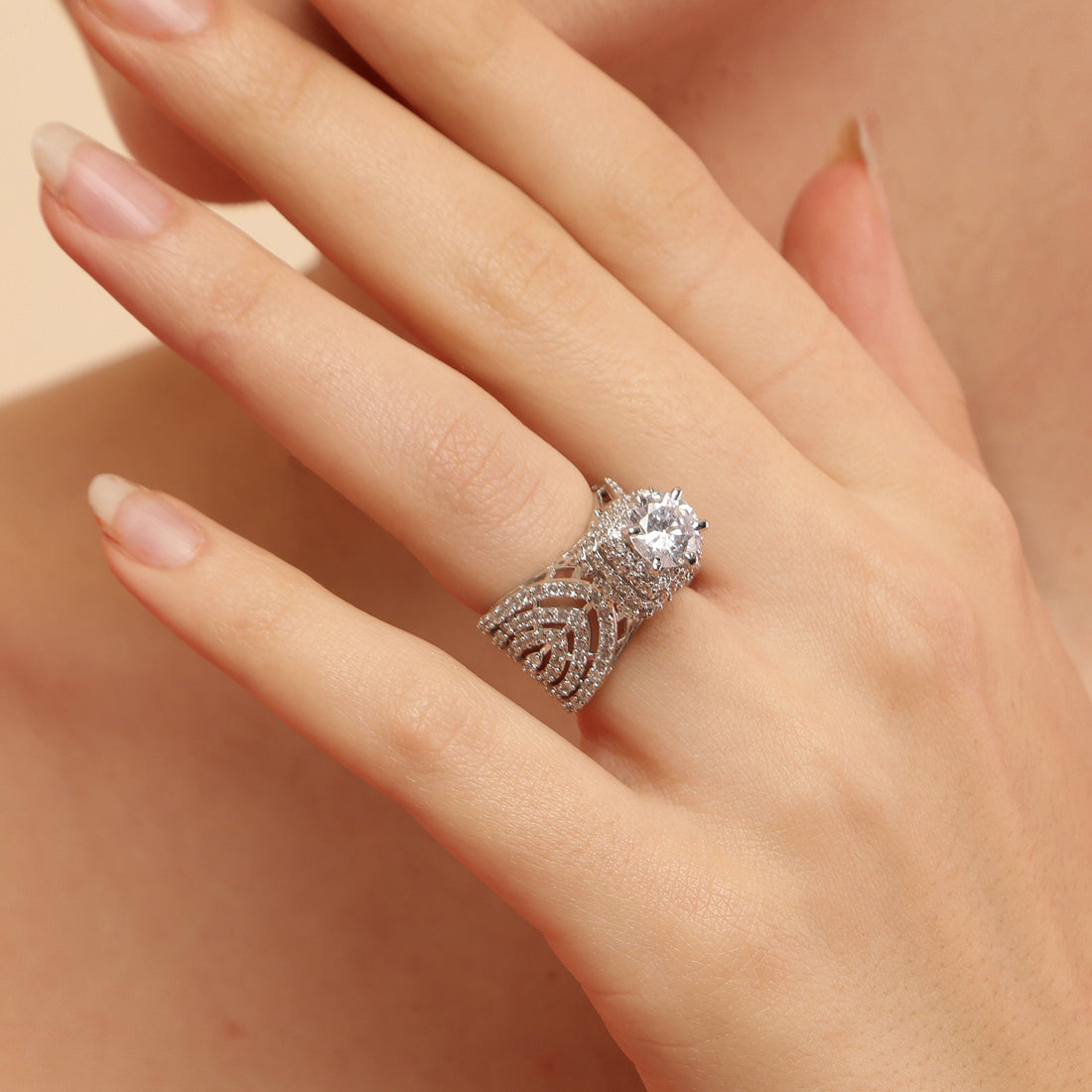 Glam Lady solitaire sterling silver ring close-up detail