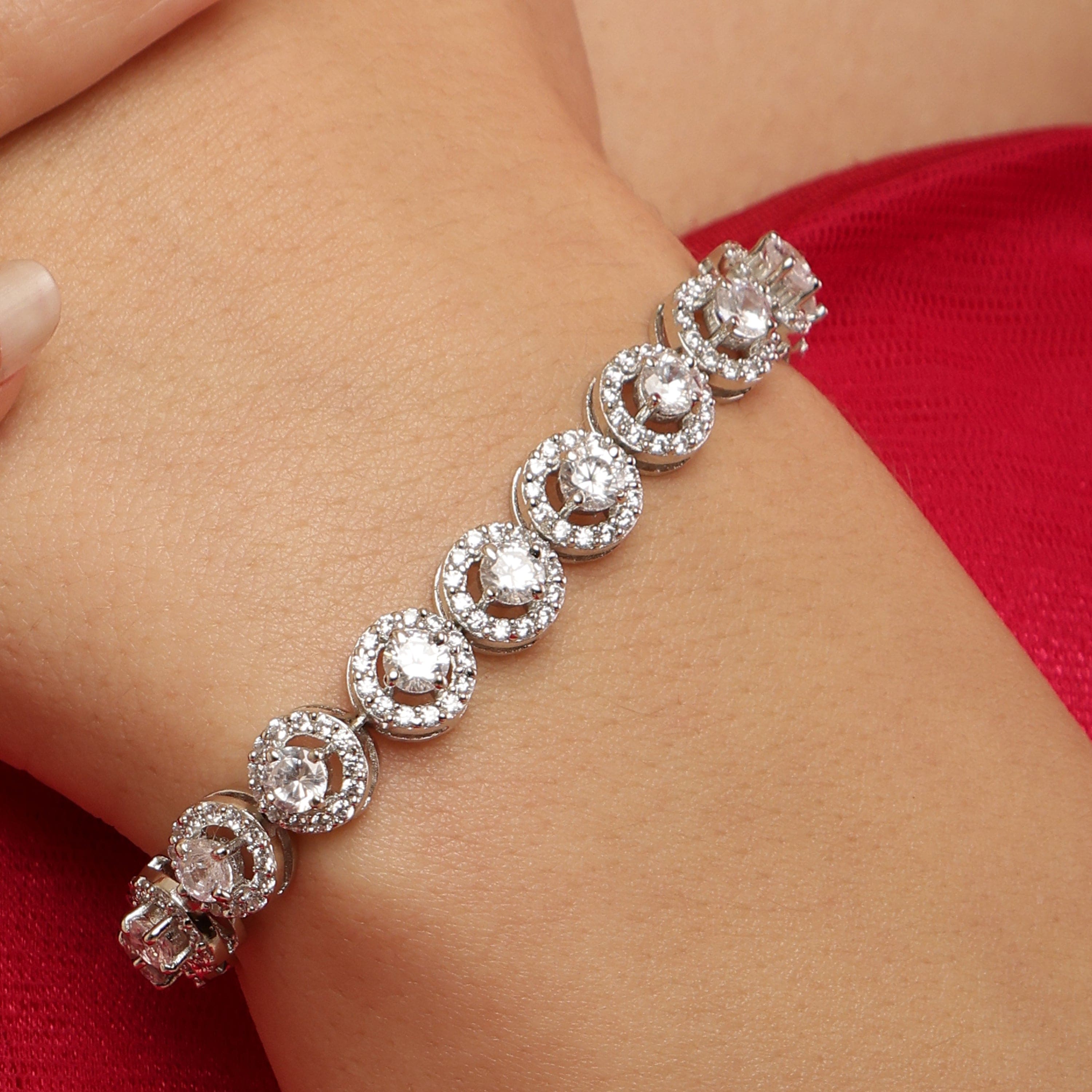 Halo Solitaire 925 sterling silver bracelet front view