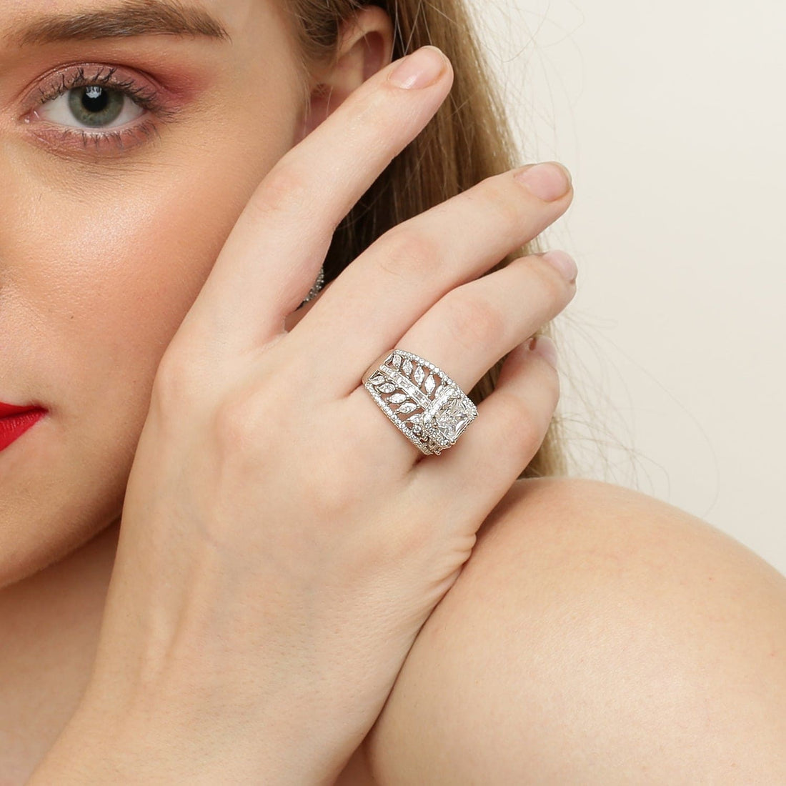 Leafy Cushion Cut sterling silver ring close-up detail
