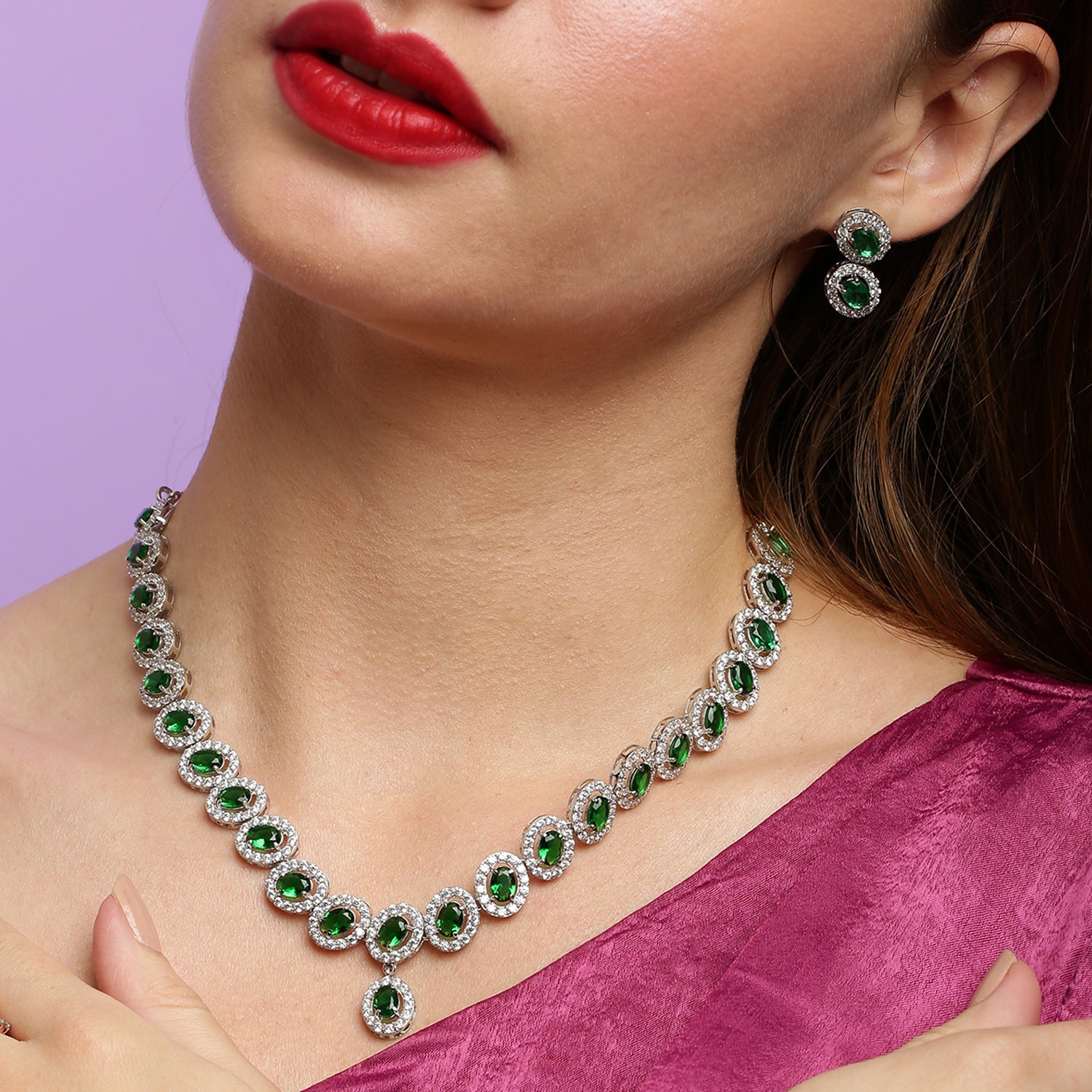 Sparkle Emerald sterling silver necklace close-up detail
