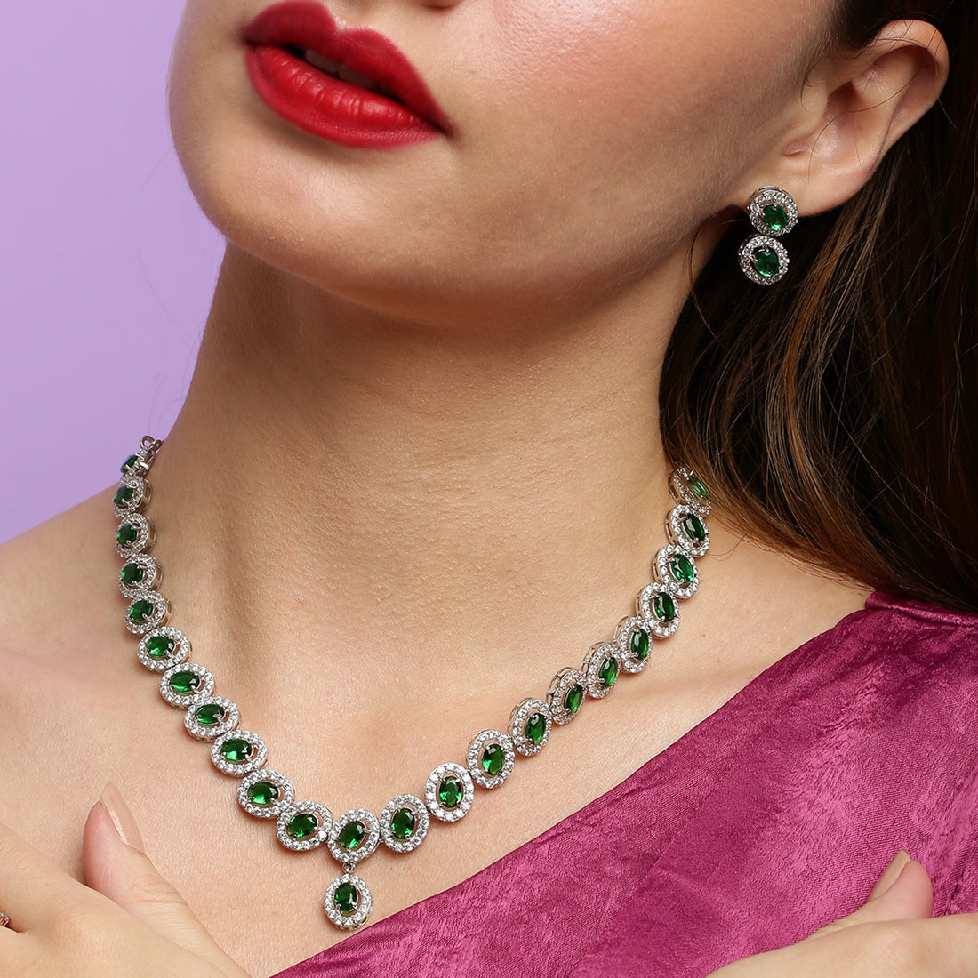 Sparkle Emerald sterling silver necklace close-up detail